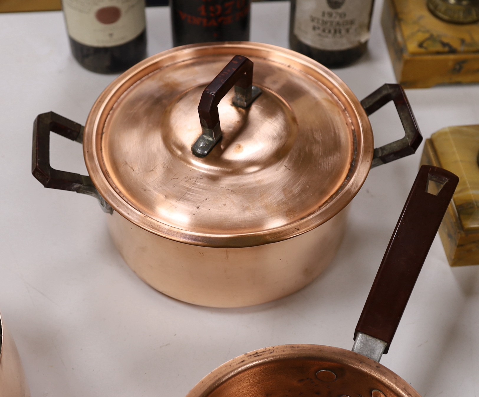 Le Cellier Havard Brevete copper warming pan and ten other pieces of copper kitchenalia